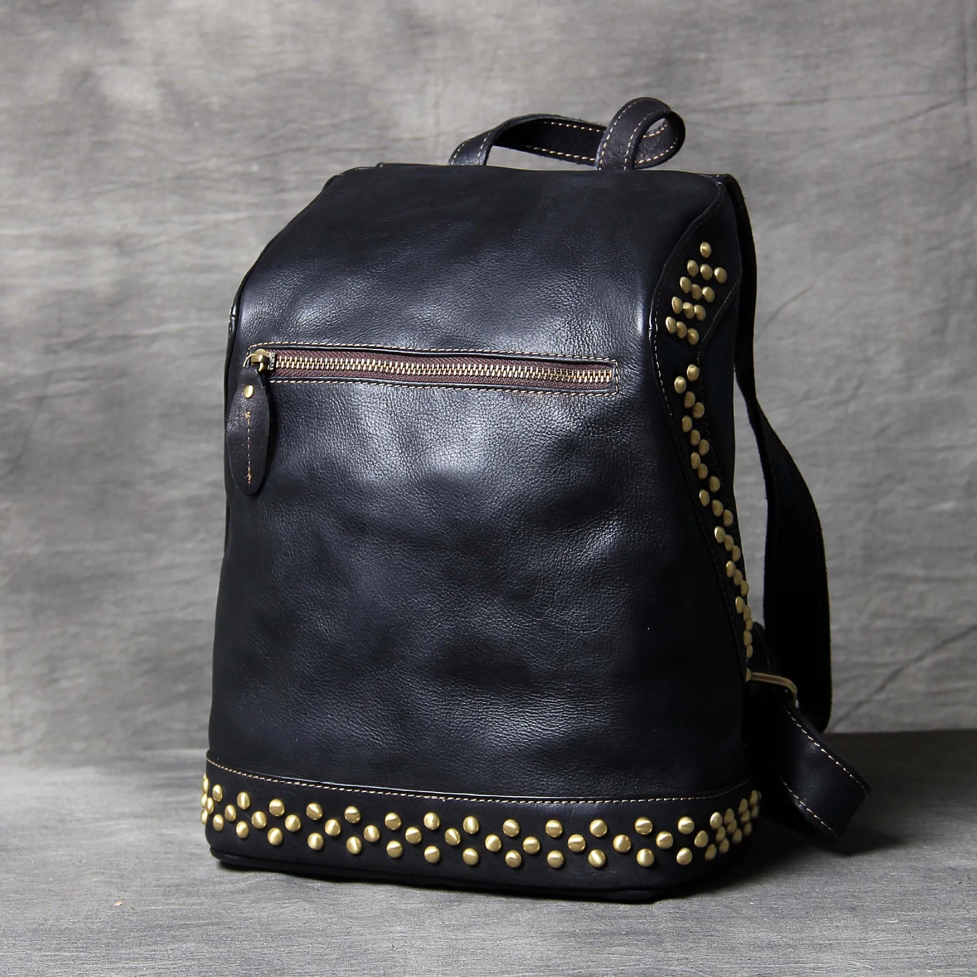 

Black Notebook Bags Backpacks Female Retro Genuine Leather Women Rucksack Bag Handmade Leather School Back Pack Studded Bags