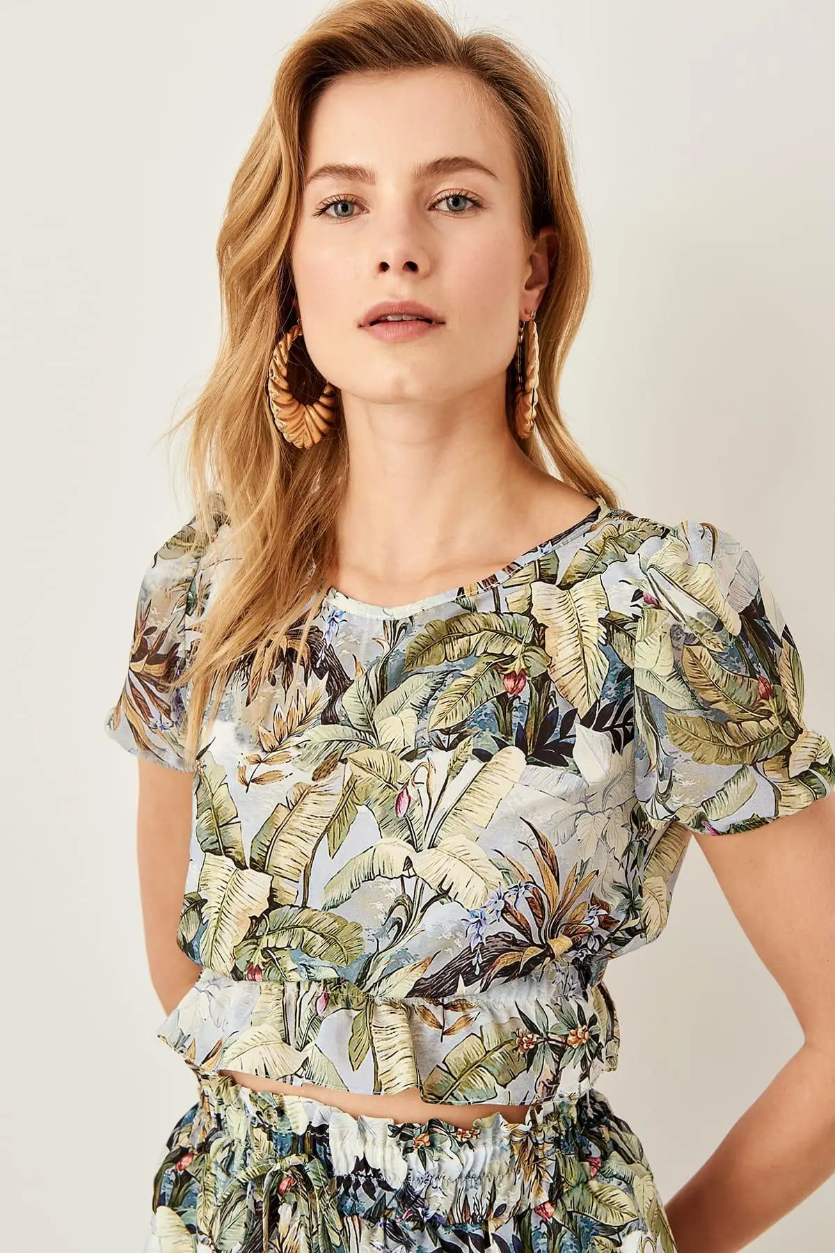 

TRENDYOLMİLLA Green Print Crop Top Blouse TWOSS19LJ0172