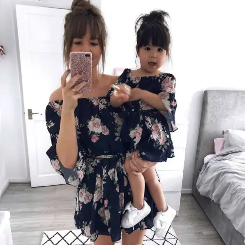 Платье для мамы и дочки одежда семейные одинаковые наряды с открытыми плечами