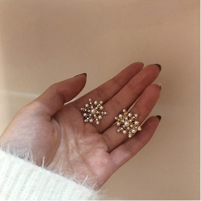 

2019 Korean Temperament Retro Baroque Elegant Personality Shiny Pearl Zircon Crystal Snowflake Girls Ladies Party Earrings