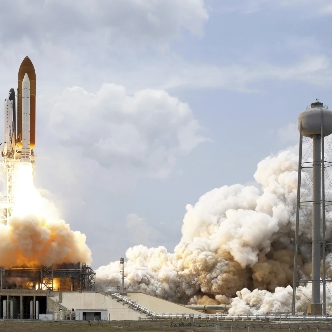 Space Shuttle Atlantis lifts off from its launch pad Poster Print (33 x 22) | Дом и сад