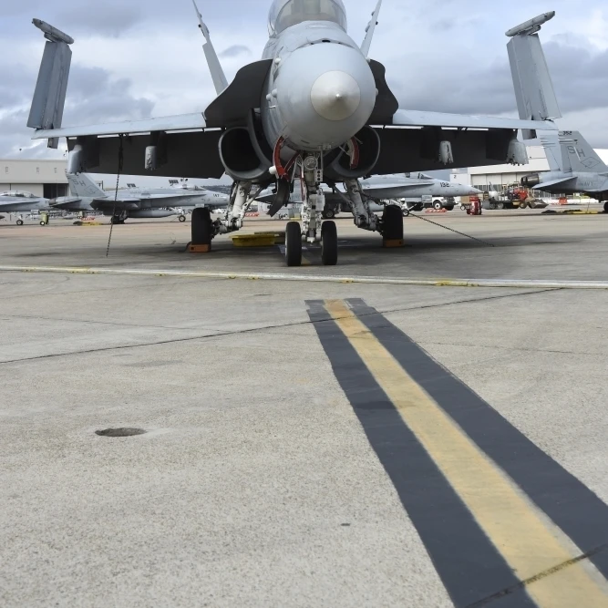 An F/A-18D Hornet on the ramp at Marine Corps Air Station Miramar Poster Print (22 x 34) | Дом и сад