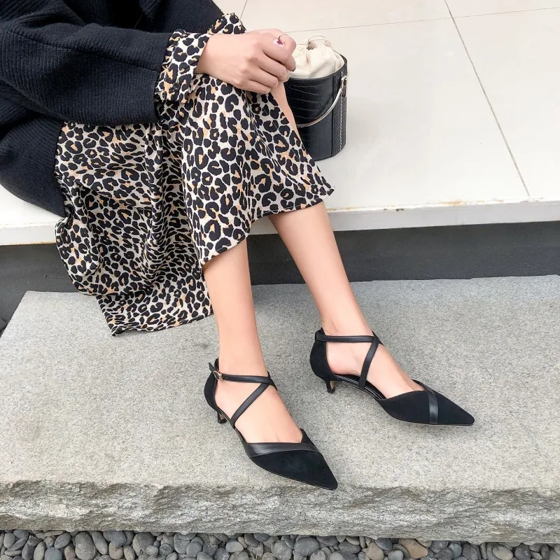 

Carole Levy 2019 New Design Korea Trend Fashion Cross Strap Black Apricot Pointed Toes Low Heel Woman Sandals Woman Shoes