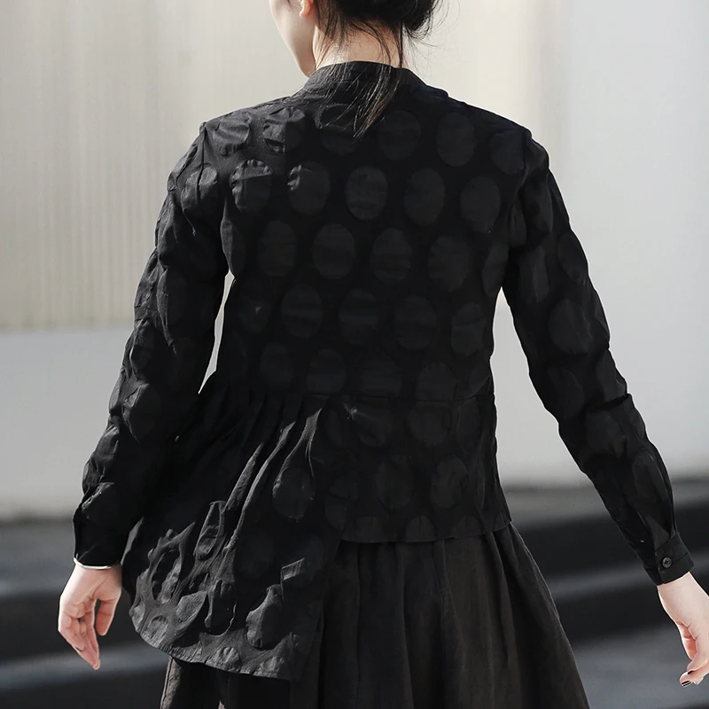 [EAM] Новинка, осенне-зимняя Свободная рубашка с отворотом и длинным рукавом в черный горошек с трехмерным неровным подолом, модная женская блузка JR394