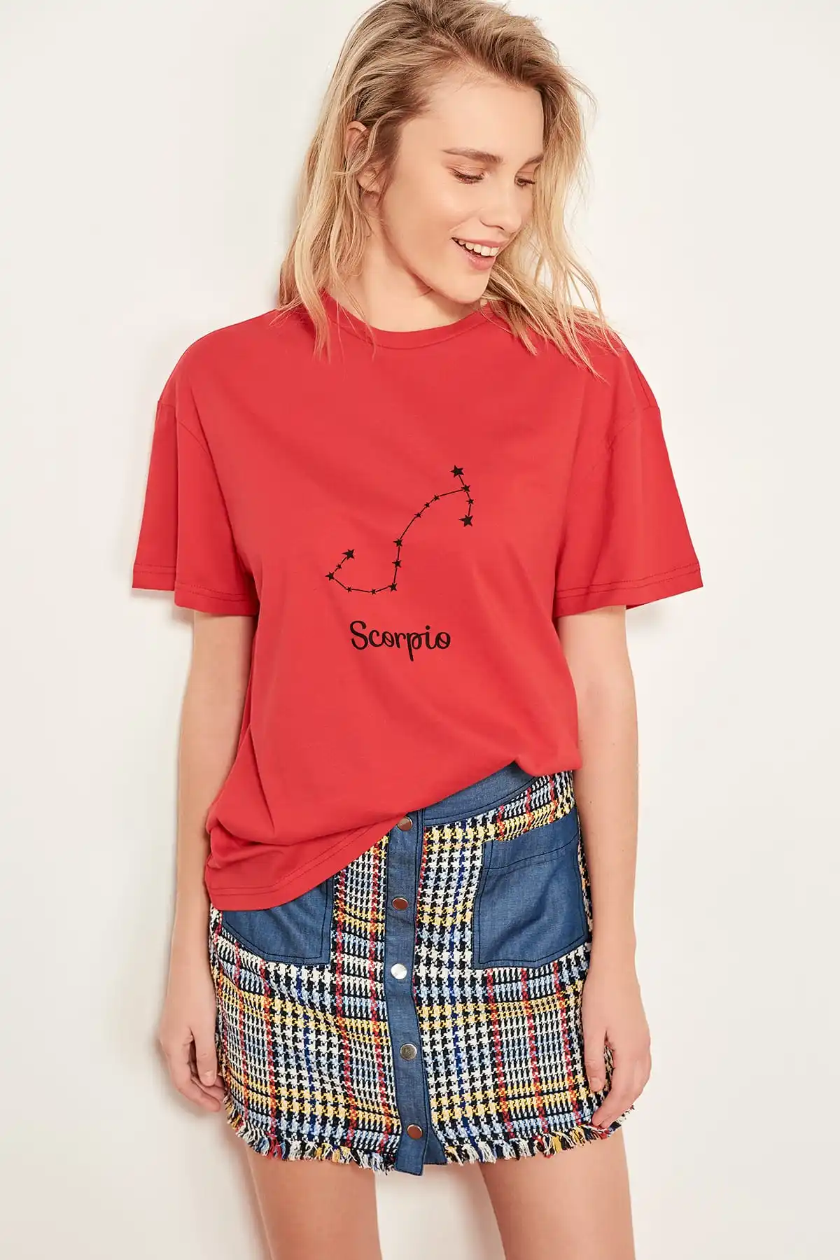 Trendyol красный скорпион Вязание шаблон печатных футболки бойфренд TCLSS19GS0029 |