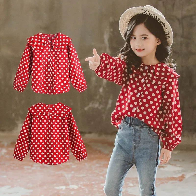 camisa roja con lunares blancos