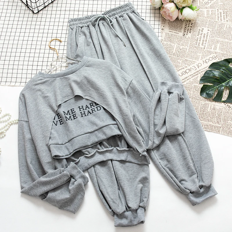 

Fan Temperament Chic Long Sleeve Sweater + Letter Vest + Leisure Time Ankle Banded Pants Chalaza Nine Pants Three Paper Suit