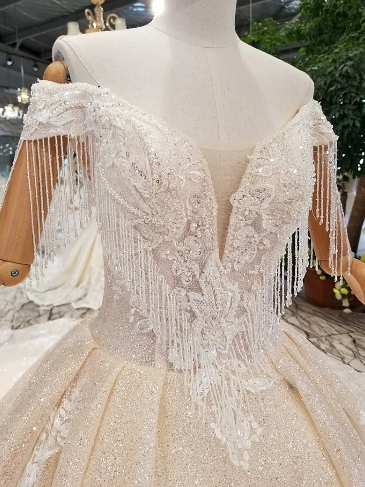 

2019 New Luxury Vintage Style Champagne Tassel Beading Pearl Cap Sheelves V Neck Eppliqued Sequined Ball Gown Wedding Dress