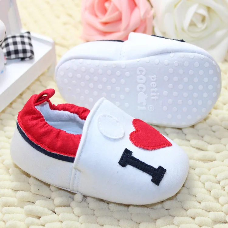 Я люблю маму, я люблю папу обувь для малышей мягкие пинетки для новорождённых первые ходунки малышей Модные слипоны кроссовки Прямая