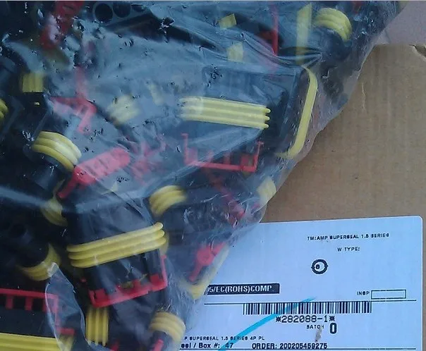 282088-1 CONN PLUG 4POS серии 1.5 черный автомобиль разъемы корпуса TYCO TE AMP корпусов клеммы 100% новые и оригинальные запасные части