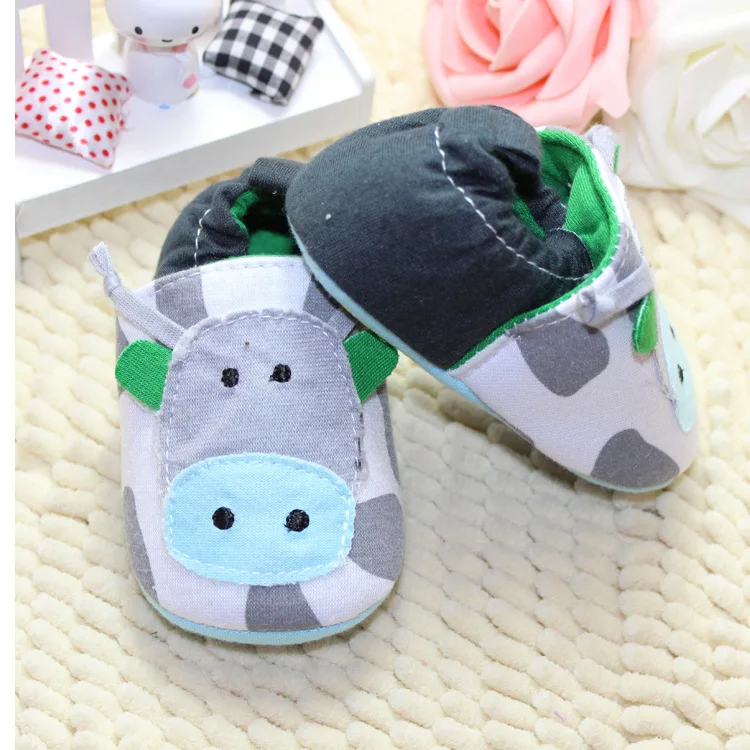 Милая обувь для маленьких мальчиков и девочек с рисунком коровы; мягкие пинетки для новорождённых; модные кроссовки без шнуровки для малышей; ;