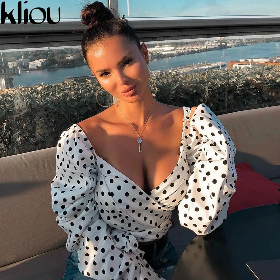 Kliou Новая женская укороченная летняя блузка в горошек с длинным рукавом фонариком топ рубашка с глубоким декольте на бабочке