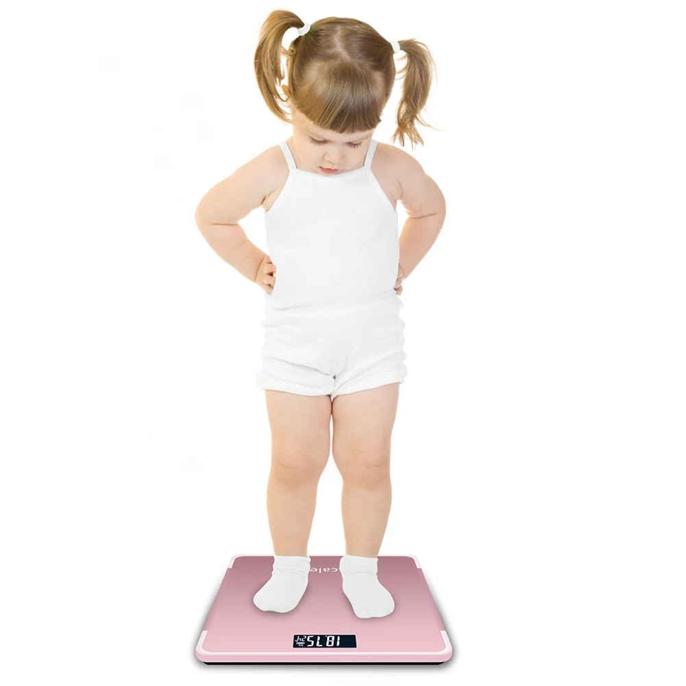 взвешивание ребенка на весах. измерение веса ребенка. малыш хаги ваги. ожирение у детей иллюстрации. ребенок на весах.