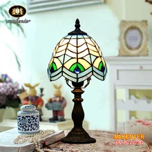 Makenier винтажная Витражная лампа в стиле Тиффани для спальни прикроватная угловая Настольная лампа с перьями павлина маленькая лампа, абажур 6,7 дюймов