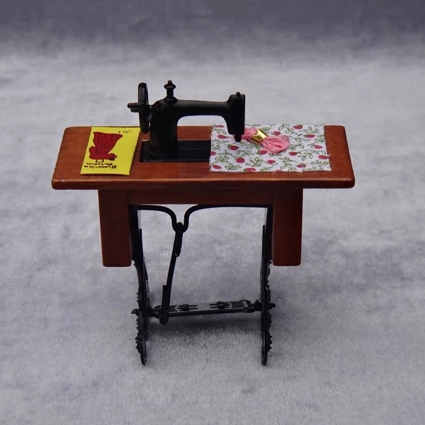 

Mini Sewing Machine with Cloth Model Vintage for 1/12 Scale Dollhouse Decoration M09