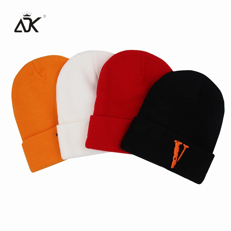 Осень вязаная шапка для девочек Кепки Женская Мода Вышивка V Капот Skullies
