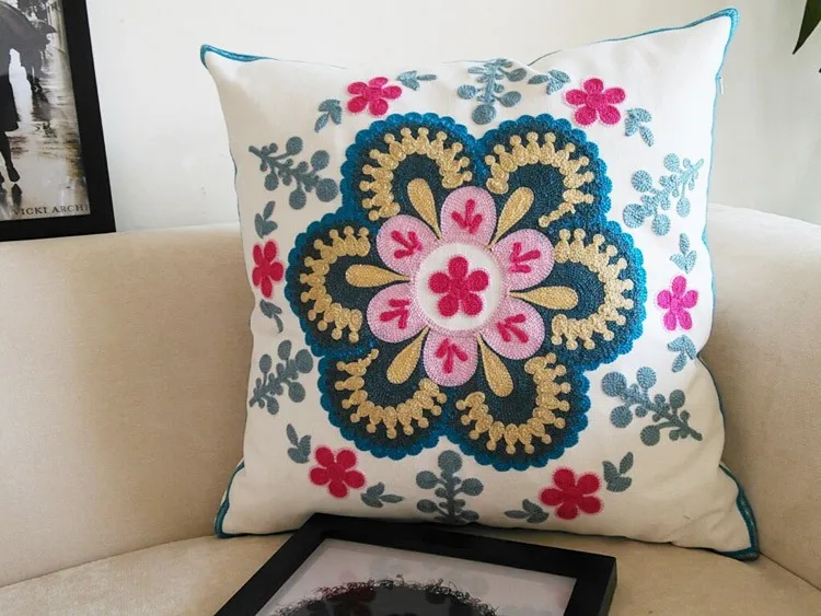 Housse de coussin canapé brodée