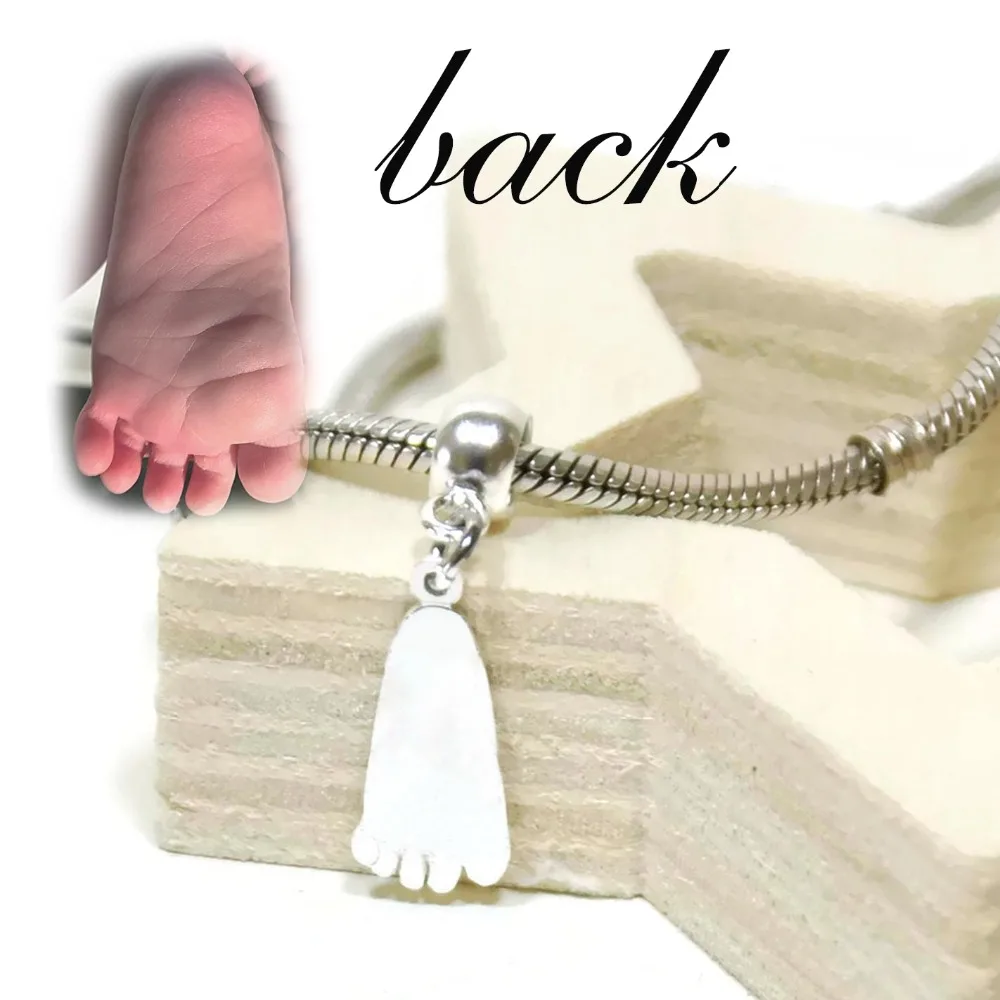 charm-huellas-carla-back