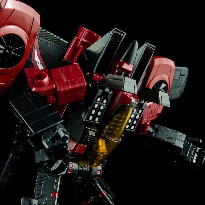 

Deformed toy king kong G1 trispire flying small team decepticons to charge the jet