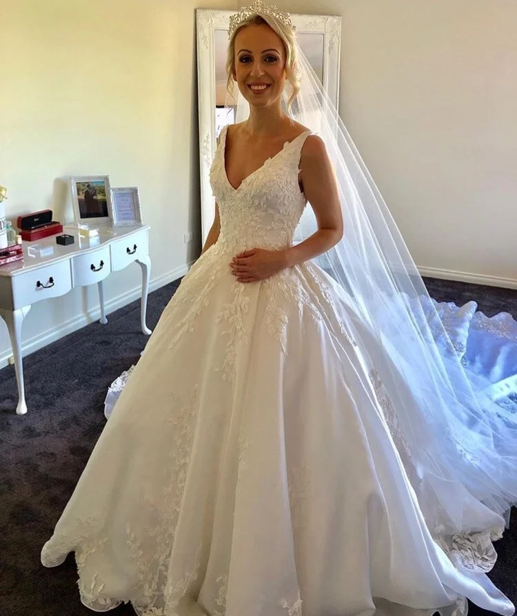 

2019 Princess Wedding Dresses Ball Gown V-neck Sleeveless Bridal Dress Lace Applique Vestidos De Noiva Royal Train Custom Made