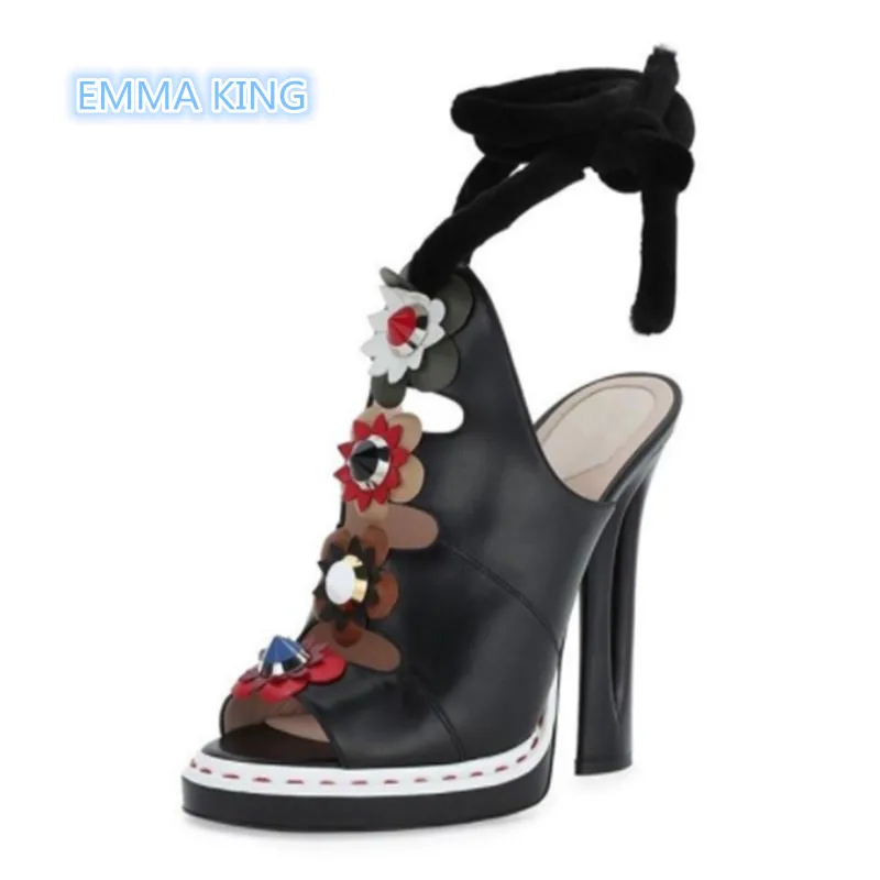

Fashion Summer Women Mules High Heels Lace Up Sexy Roman Sandals Peep Toe Platform Slippers Designer Flower Rivet Runway Shoes