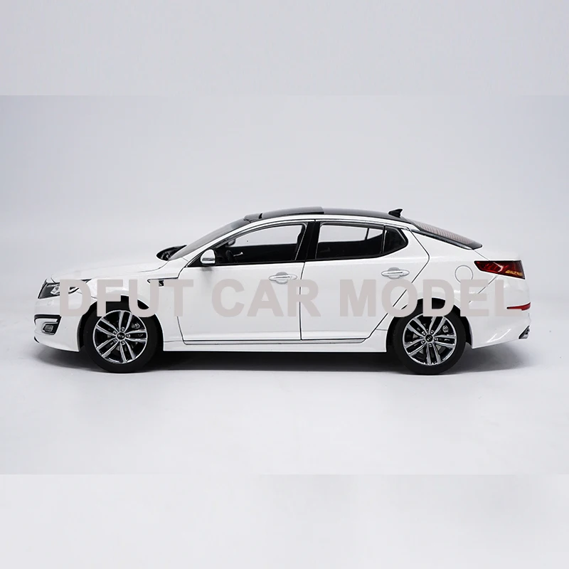 Модель спортивного автомобиля из сплава в масштабе 1:18 KIA K5 детские игрушечные