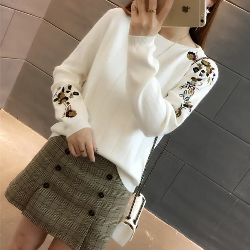 2018 Autumn and Winter Women Sweater and Pullovers Leisure Female Flowers Embroidered Patch Knitted Sweater LJ1013 2018 Autumn and Winter Women Sweater and Pullovers Leisure Female Flowers Embroidered Patch Knitted Sweater LJ1013