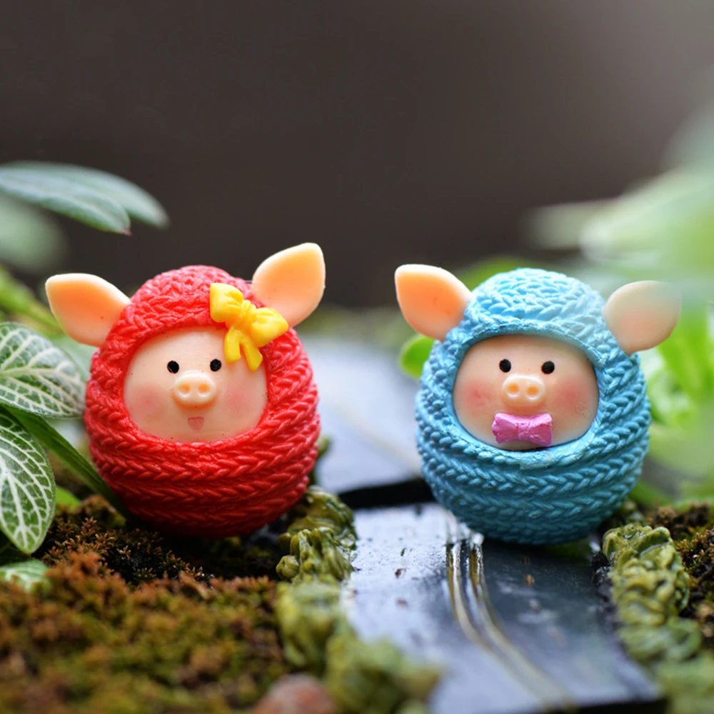 

1PC Resin Wool Yarn Pig Cartoon Pigling Russia USA Model Small Statue Figurine Crafts Ornament Figurines Miniatures