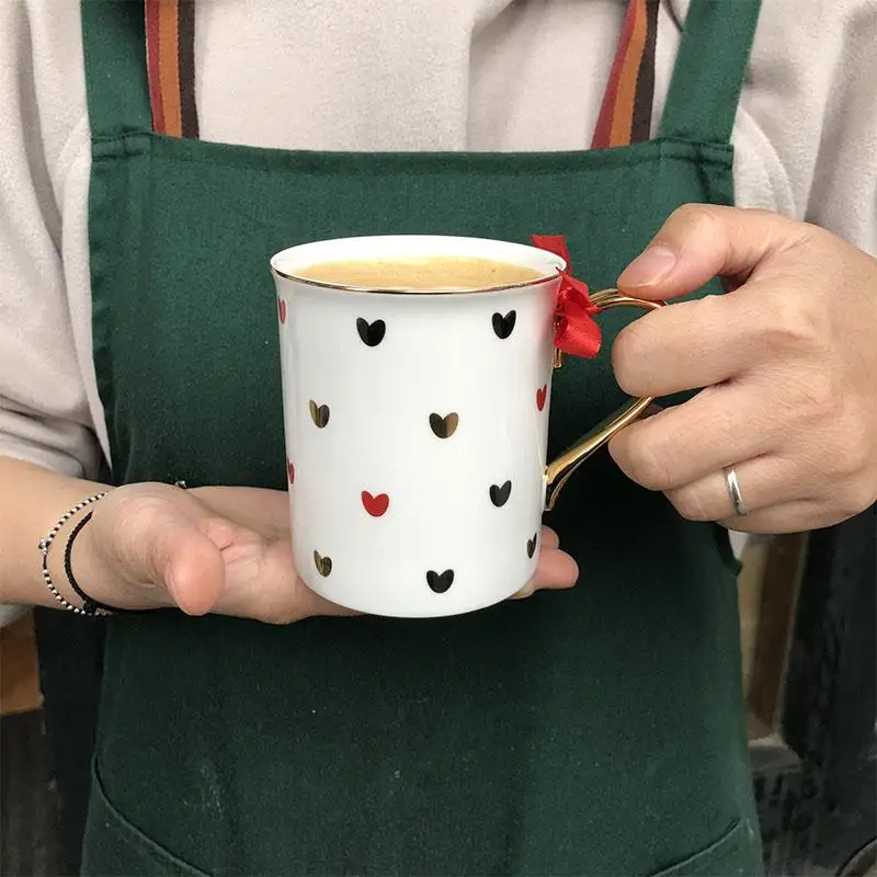 New Nordic Стиль костяного фарфора сердце Кофе кружки Керамика чашки с золотой ручкой