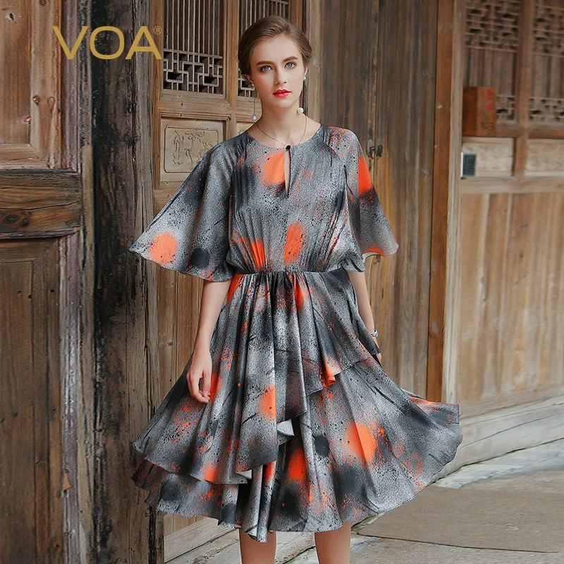 Женское платье средней длины VOA серое шелковое с коротким рукавом облегающее со