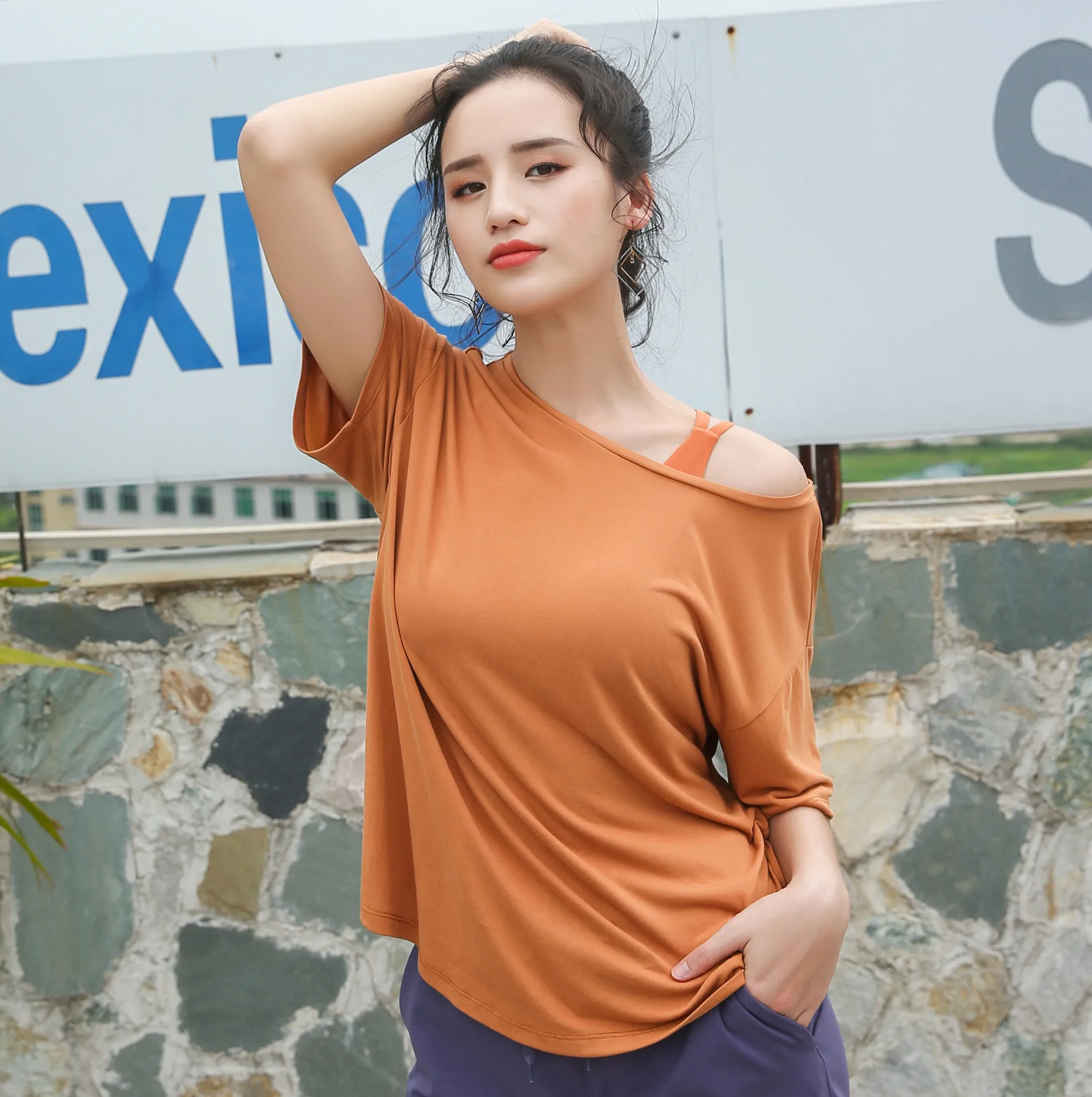 

Sports shirt women loose breathable sexy hollow back workout gymwear yoga tops running trainning activewear comfy sportswear