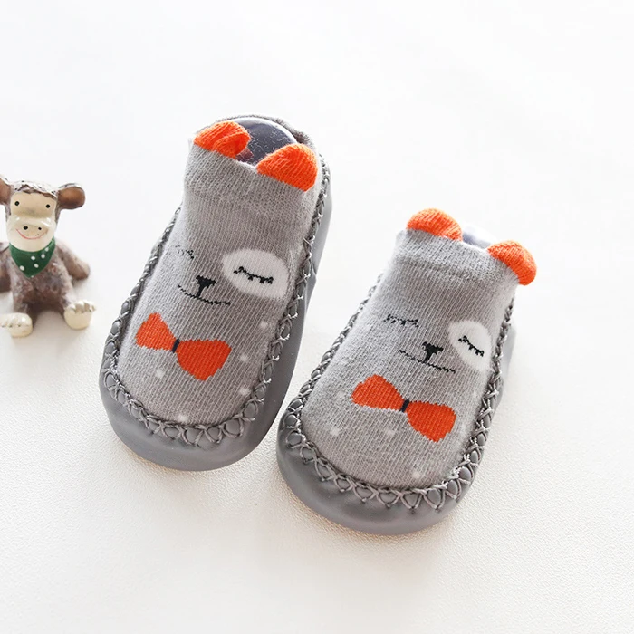 BalleenShiny носки-тапочки для малышей с героями мультфильмов нескользящие носки-тапочки для маленьких мальчиков и девочек Детские плотные махровые носки с кожаной подошвой для дома - Цвет: Серый