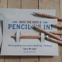 Персонализация выгравированы карандаш нас в сохранить даты свадебные приглашения с подложкой карты и конверты вариант день рождения приглашает