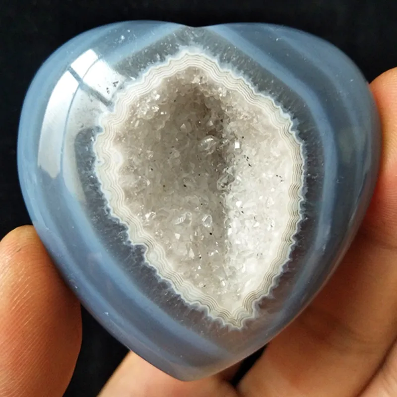 

A Natural stones and crystals cristal heart agate crystal cluster home decor palm stone very beautiful