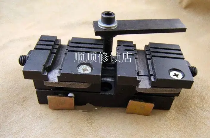 

Key Machines Clamp For DEFU 339C And 998C Key Cutting Machines Replacement Fixture With Button Pad Chuck[one set]