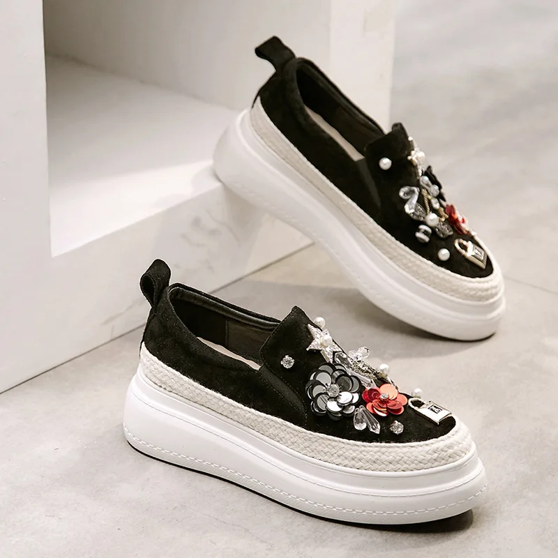 

2018 autumn new fashion simple thick sole casual shoes women retro flower rhinestone decorative leather flat bottom Loafers.