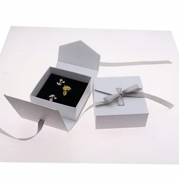 

Fashion Jewelry Organizer Paper Box With Butterfly Ribbon 10pcs/lot 8x8.3x3.5cm Wedding Gift Jewelry Ring Necklace Storage