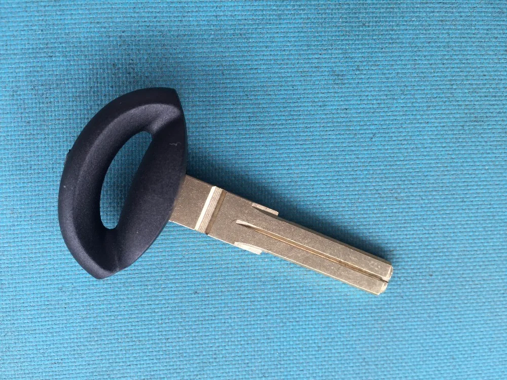 

ZABEUDEIR For SAAB 93 95 9-3 9-5 AERO 4 BUTTON CAR REMOTE RUBBER EMERGENCY KEY FOB BLADE