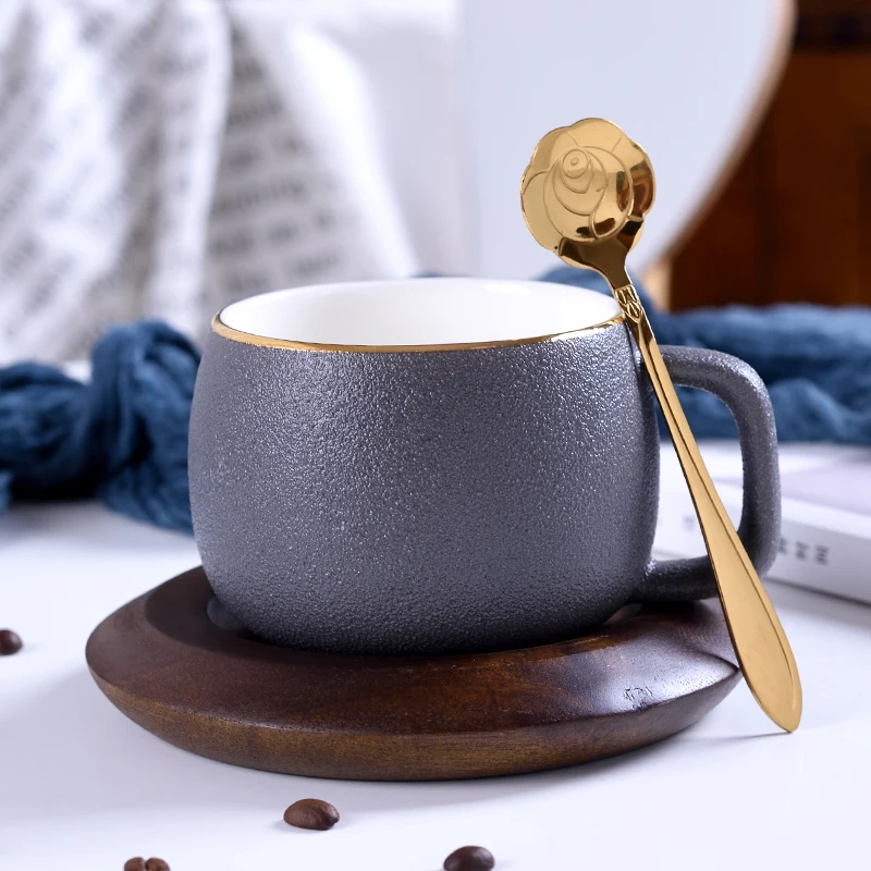 Креативная Европейская керамическая чашка с матовой поверхностью, кофейная чашка и блюдце, набор для домашнего послеобеденного чая, красная чайная чашка с деревянной крышкой, ложка - Цвет: Темно-серый