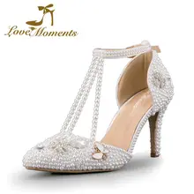 Белые босоножки с кристаллами и стразами и жемчугом; белые свадебные туфли с острым носком для невесты; туфли для выпускного вечера на среднем каблуке 3 дюйма с Т-образным ремешком