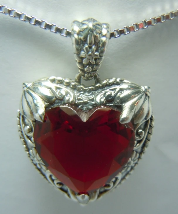 

Fashion trends Hearts queen temperament The ancient Roman style silver pendant The new personality pendant