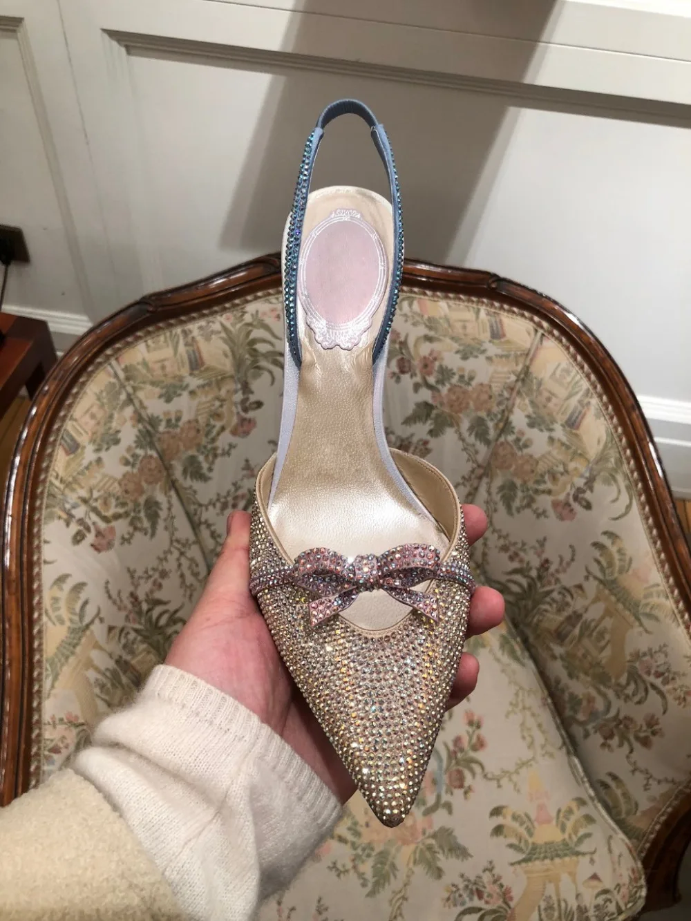 Брендовые дизайнерские женские туфли-лодочки на высоком тонком каблуке, пикантная женская обувь с бантом-бабочкой, шикарная обувь с кристаллами и ремешком на пятке с острым носком