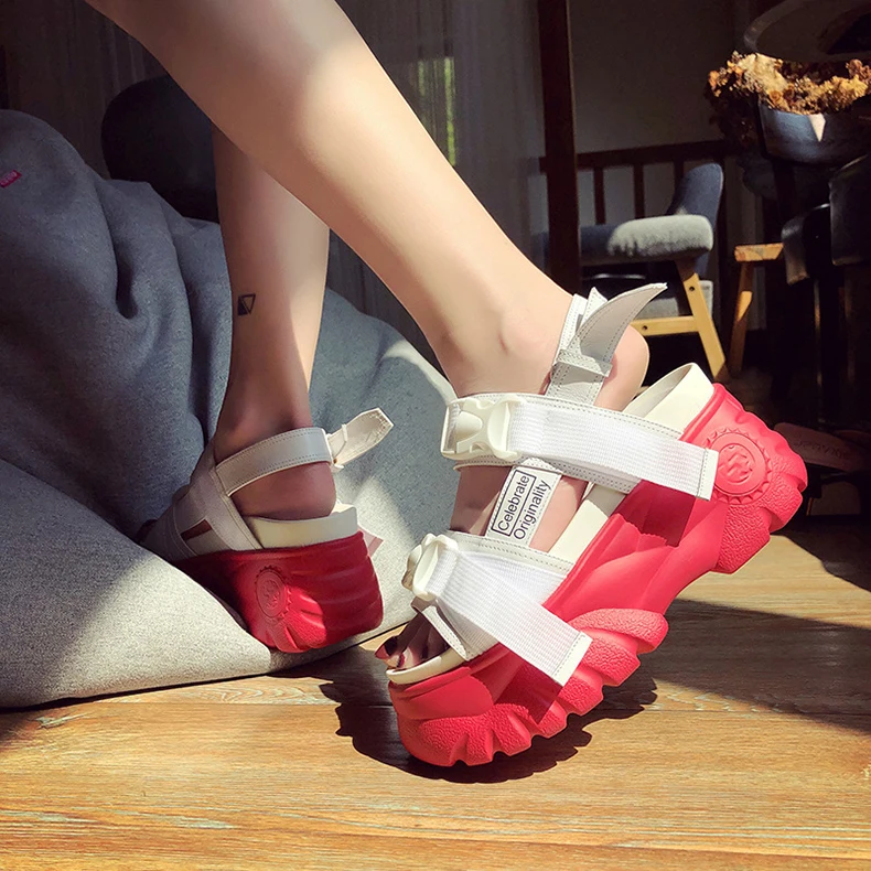Женские босоножки Летняя обувь г. Женские повседневные кожаные сандалии на платформе для женщин, летние женские туфли на высоком каблуке пляжные сандалии