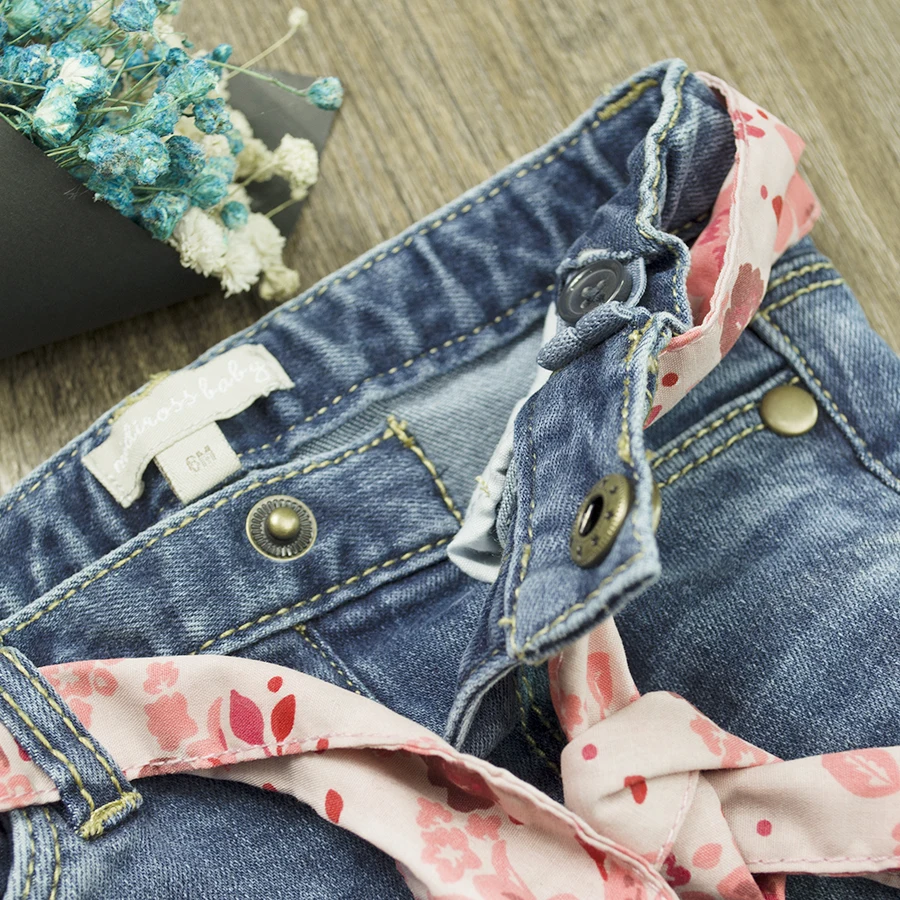 Обтягивающие джинсы для маленьких девочек брюки для новорожденных девочек с аппликацией стрейч джинсовые штаны ремень карамельных расцветок Одежда для девочек