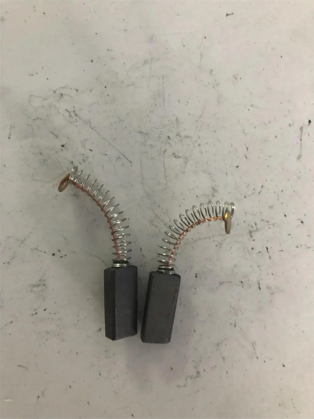 

2pcs 4x7x18mm 0.15"x0.27"x0.7" Electric Motor Graphite Carbon Brushes Springs & Wires Power Tool LF1