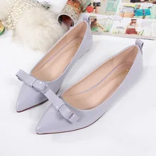 Женская обувь на плоской подошве с острым носком из лакированной кожи; женские модные Лоферы без застежки с бантом; коллекция года; сезон весна-лето; мягкая обувь; светильник; Цвет черный, красный