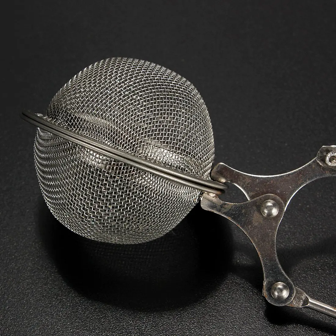 

The filter Filtration Strainer Infuser Ball Stainless Mesh Infuser 4.5CM