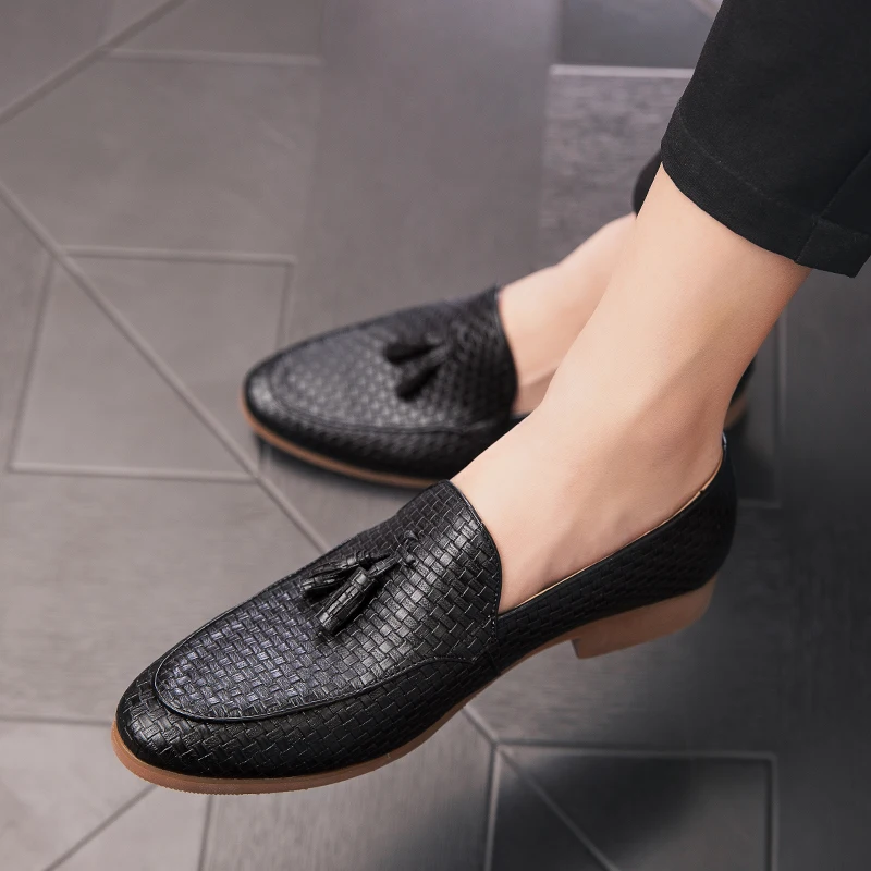 Для мужчин Лоферы кожи дышащая мужская обувь для клуба Свадебная вечеринка тисненой кожи резиновая подошва, без шнуровки, на Мода Дизайн обувь с кисточками L5