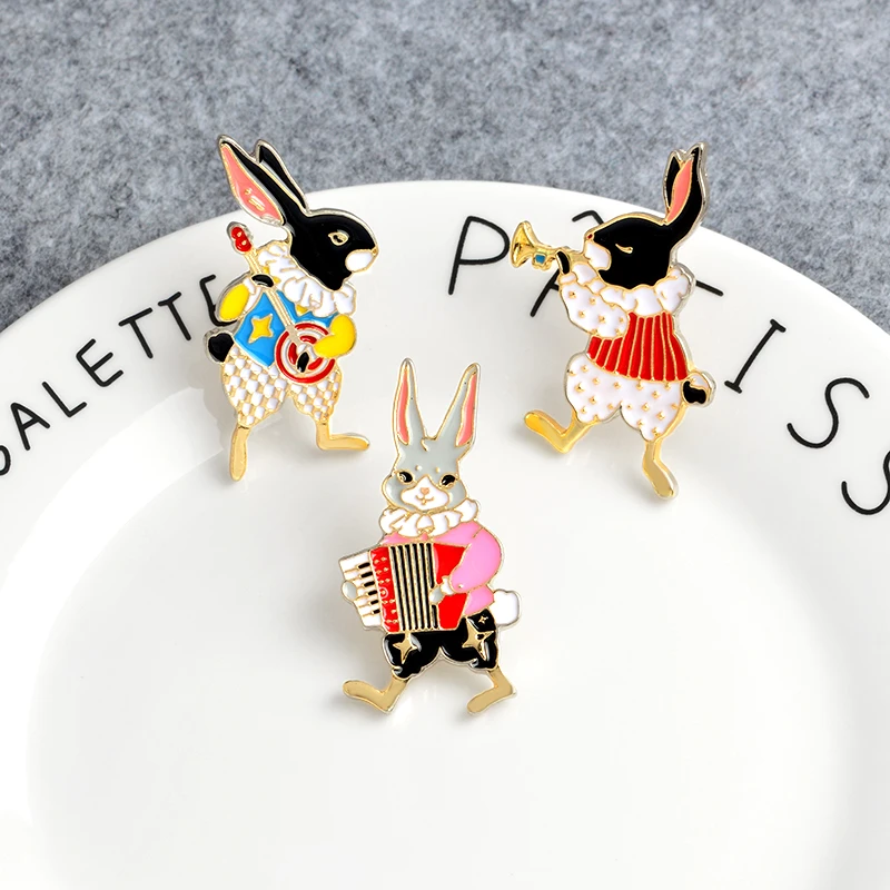 Qihe ювелирные изделия шпильки и броши музыканта банджо/аккордеон типа рыбий хвост кролика pin Банни шпильки кролик ювелирных изделий, милые, миленькие в японском стиле(«Каваий»), подарки