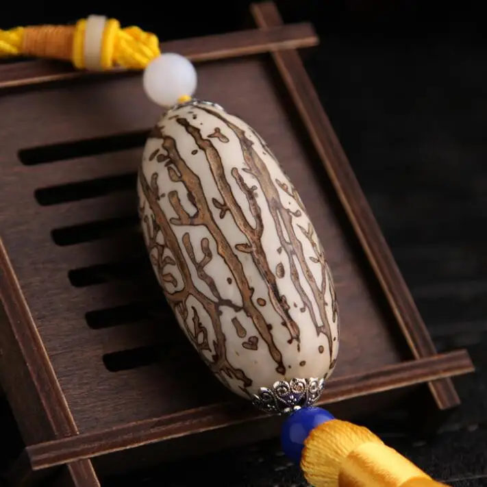

Chinese Wood Carved High-grade Thousand Eyes Bodhi Three Color Fringe Exquisite Car Key Chain Pendant